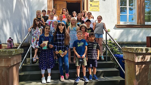 Die 24 Vorlese-Kinder stellten sich zu einem gemeinsamen Foto auf die Treppe der Alten Schule.