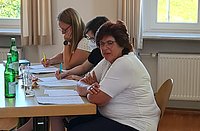 Die Jury hört gut zu und macht sich eifrig Notizen.