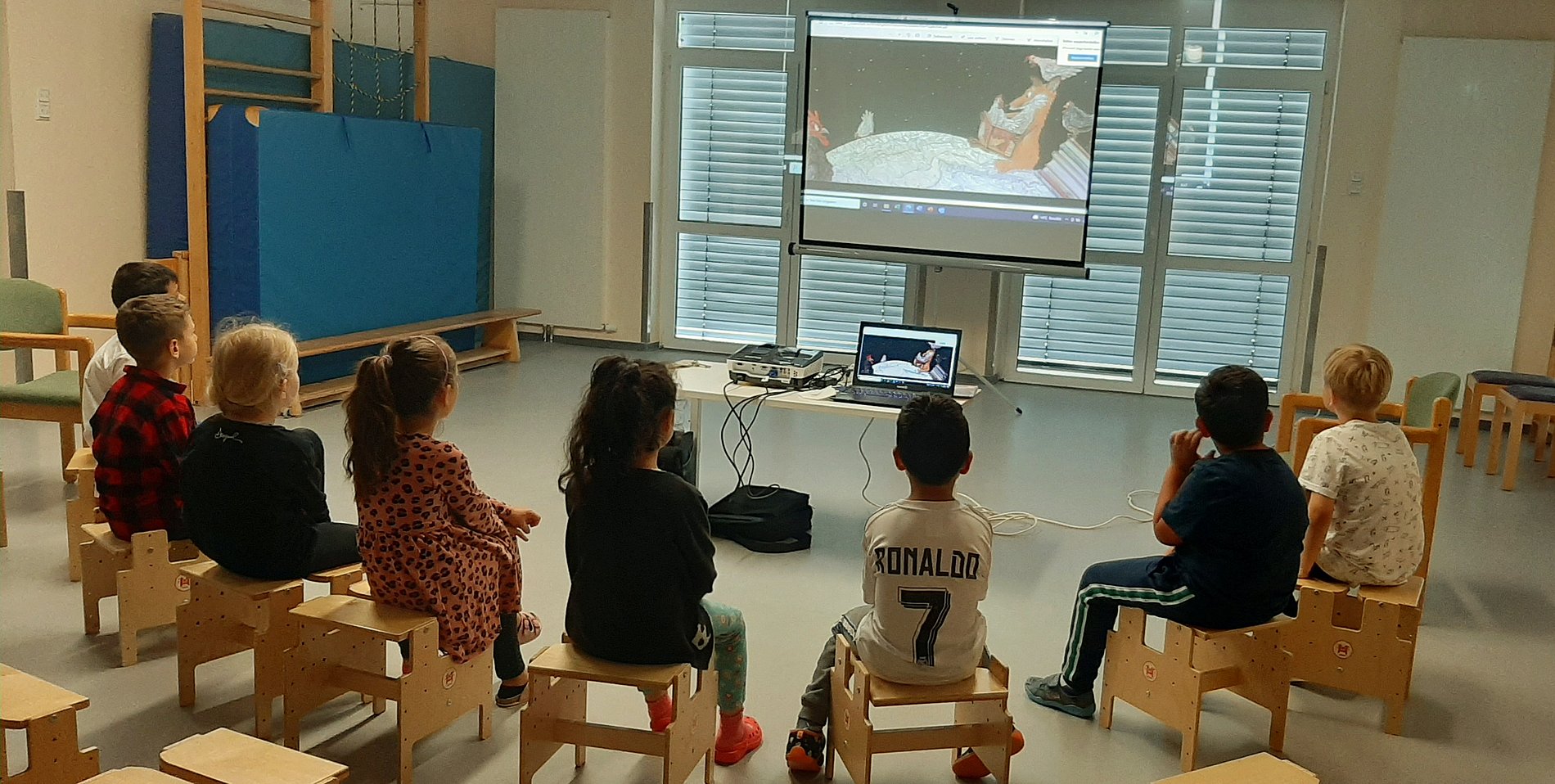 Einige Vorschulkinder schauen sich das Bilderbuchkino "Pippilothek" an.