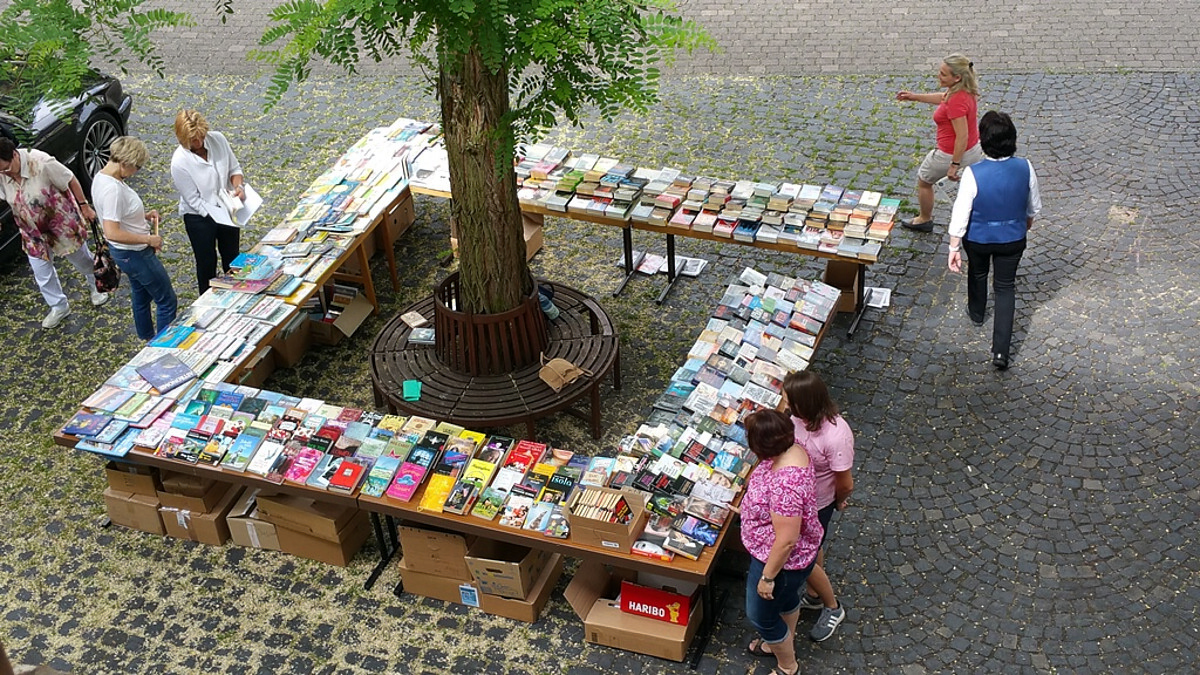 Bücherflohmarkt und Bilderbuchkino