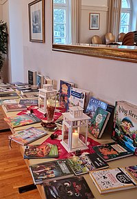 Die neuen Bücher und Spiele, die von Buchpaten gesponsert wurden schön aufgereiht