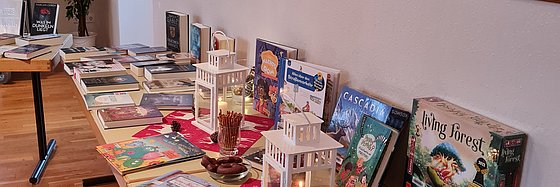 Die neuen Bücher und Spiele, die von Buchpaten gesponsert wurden schön aufgereiht