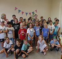 Die kleinen Besucher des Abschlussfestes stellen sich zum gemeinsamen Gruppenfoto auf. 